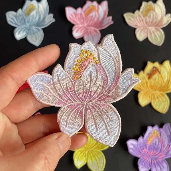 Imagem de Apliques de Flor de Lótus Bordados (8,5cm) - Para Roupas e Vestidos