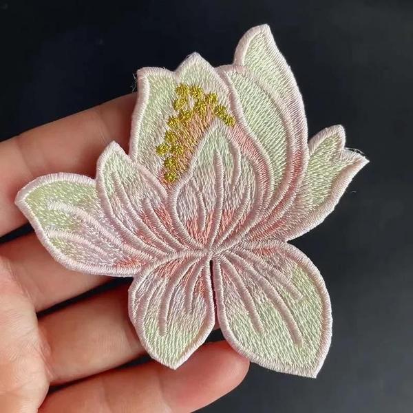 Imagem de Apliques de Flor de Lótus Bordados (8,5cm) - Para Roupas e Vestidos