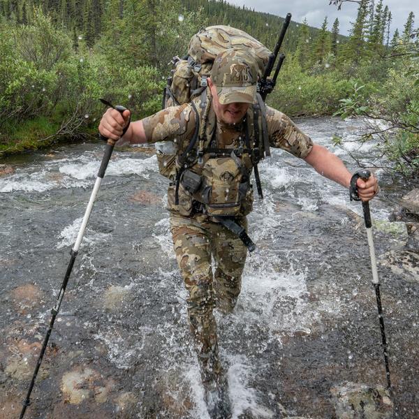 Imagem de Arnês KUIU PRO Bino  impermeável, ajustável, com tampa de uma mão, calços de espuma personalizados, arnês binocular compatível com equipamento de hidratação