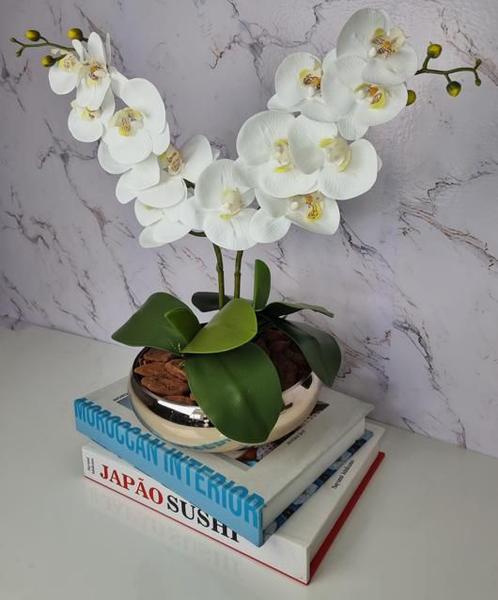 Imagem de Arranjo Com 2 Orquídeas Branca Vaso Dourado 22cm