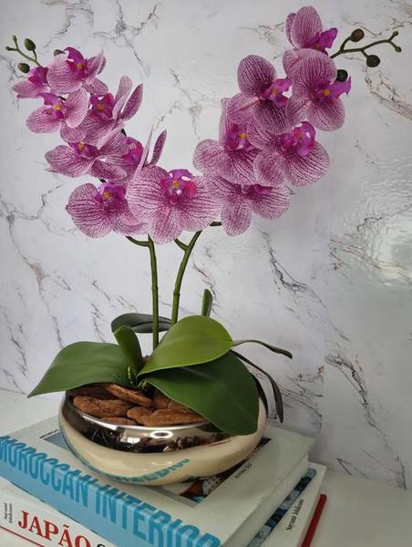 Imagem de Arranjo Com 2 Orquídeas Violeta Vaso Dourado 22cm