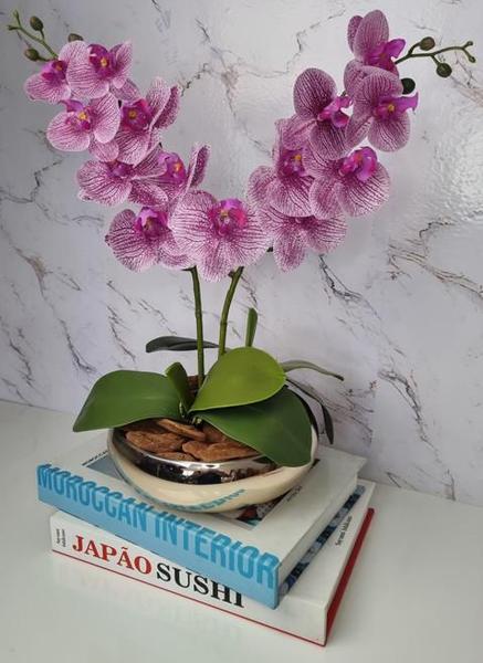 Imagem de Arranjo Com 2 Orquídeas Violeta Vaso Dourado 22cm