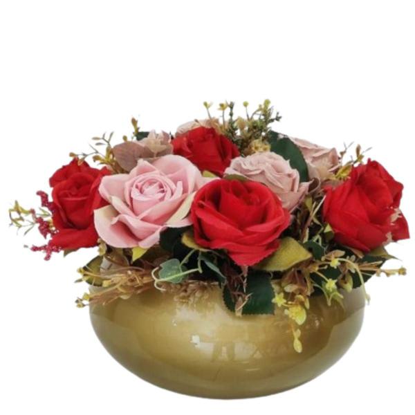 Imagem de Arranjo com rosas delicadas mistas no vaso dourado de vidro