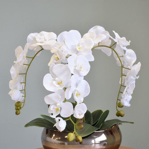 Imagem de Arranjo com Três Hastes de Orquídeas Brancas no Vaso Bronze