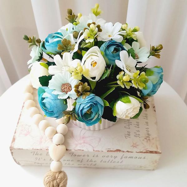 Imagem de Arranjo de cerâmica branco com camélias e florzinhas azuis 16ax20l/cm