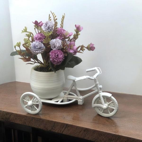 Imagem de Arranjo de flores artificiais lilás vaso bicicleta triciclo branco