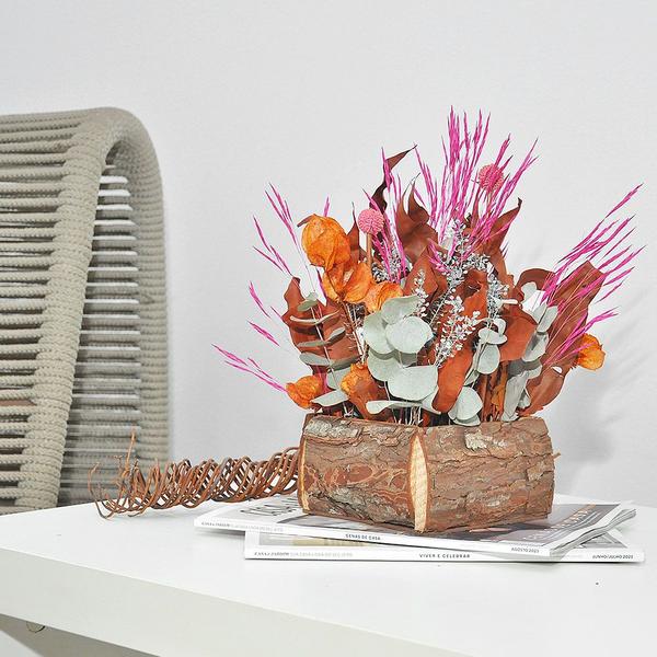Imagem de Arranjo de flores naturais desidratadas cachepô de madeira rústico