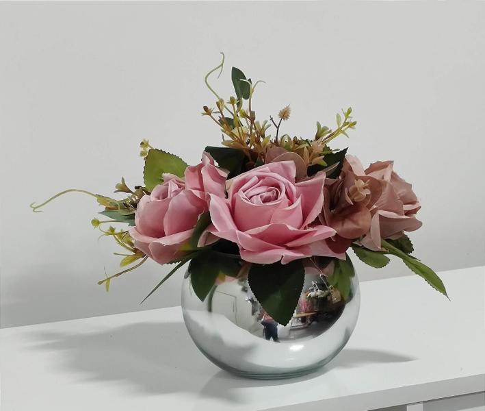 Imagem de Arranjo de flores rosas artificiais lindas no vaso prata