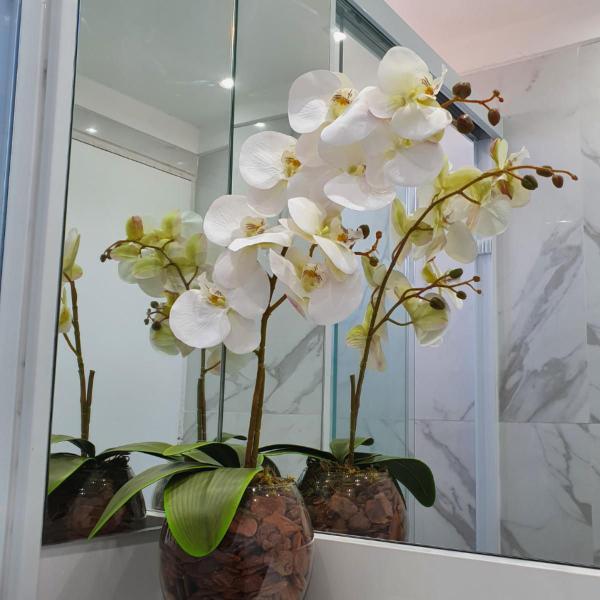 Imagem de Arranjo De Orquídea Artificial Branca 60cm Com Vaso De Vidro