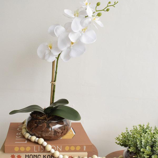 Imagem de Arranjo de Orquídea Branca Artificial no Vaso de Vidro Achatado  Arranjos Formosinha