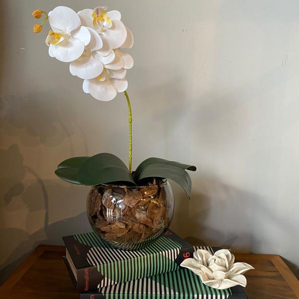 Imagem de Arranjo De Orquídea Branca De Silicone No Vaso Vidro Transparente