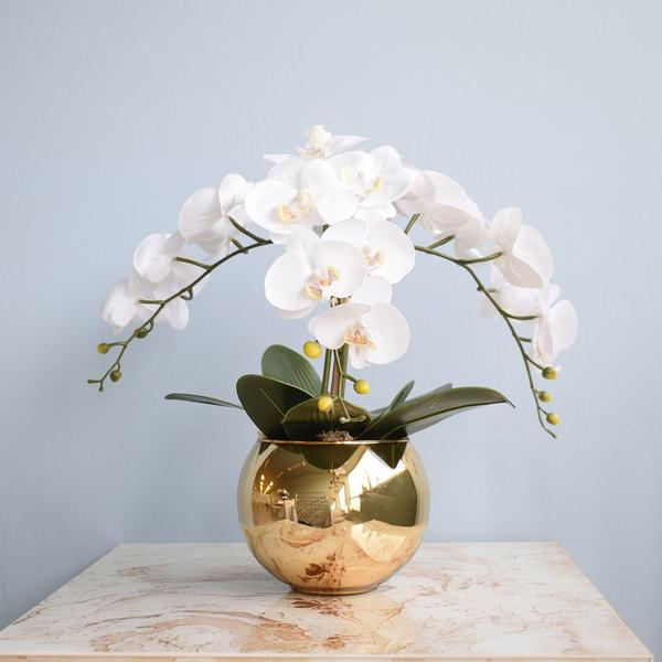 Imagem de Arranjo de Orquídeas Brancas de Silicone no Vaso de Vidro Dourado