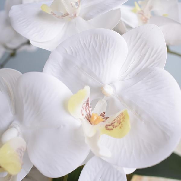 Imagem de Arranjo de Orquídeas Brancas de Silicone no Vaso de Vidro Dourado