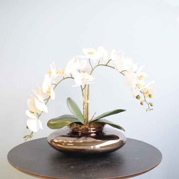Imagem de Arranjo Duas Orquídeas de Silicone Brancas no Vaso de Vidro Bronze