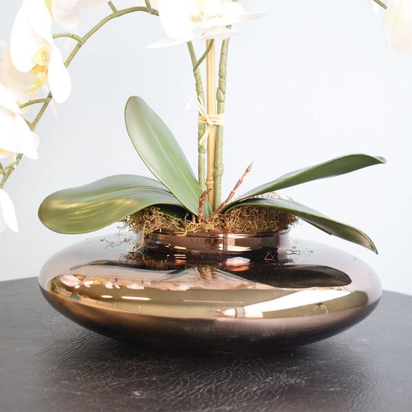 Imagem de Arranjo Duas Orquídeas de Silicone Brancas no Vaso de Vidro Bronze