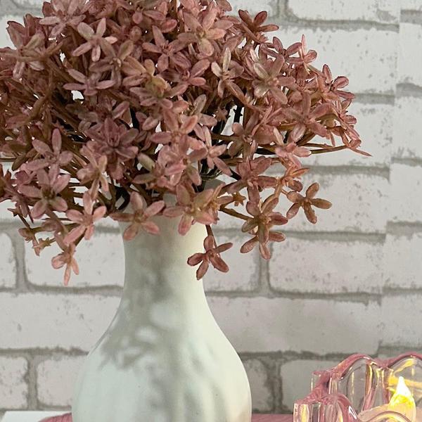 Imagem de Arranjo vaso cerâmica branco fosco com mini florzinhas siliconadas 23ax17l/cm