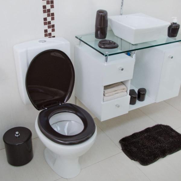 Imagem de Assento Tampa Vaso Sanitário Oval Almofadado + Lixeira 6L Com Tampa + Escova Sanitária Com Suporte