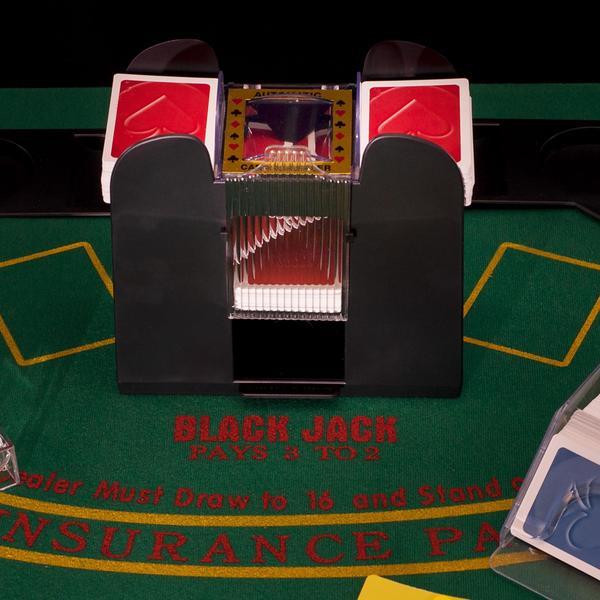 Imagem de Automatic Card Shuffler Trademark Poker de 6 decks operado por bateria