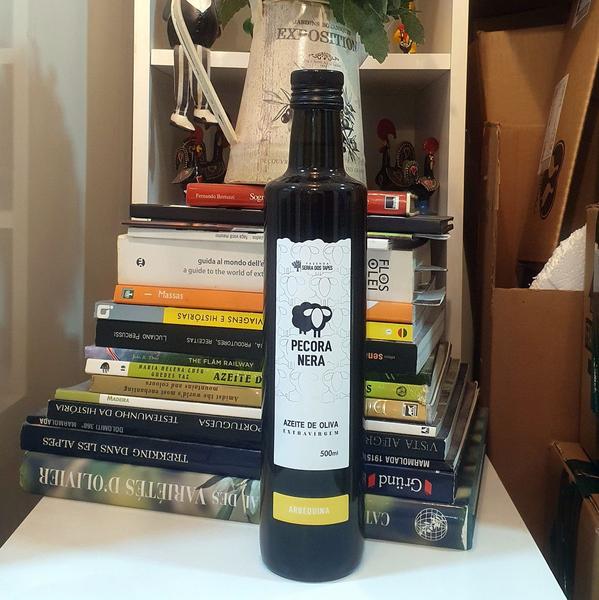 Azeite Pécora Nera Arbequina 500ml - Pecora Nera Imagem de Azeite Pécora Nera Arbequina 500ml