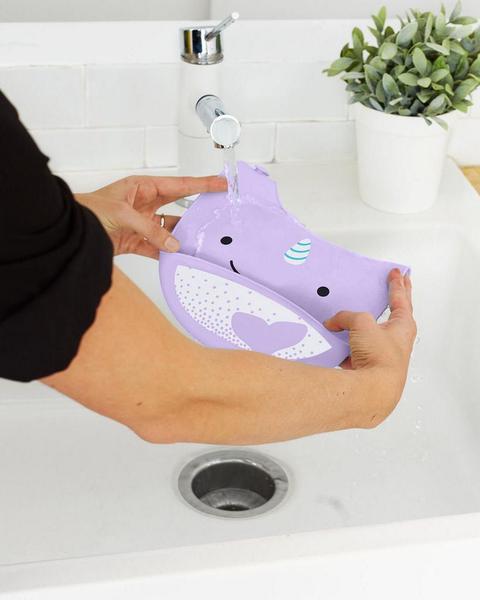 Babador Cata Migalhas de Silicone Zoo Narval - Skip Hop Imagem de Babador Cata Migalhas de Silicone Zoo Narval - Skip Hop