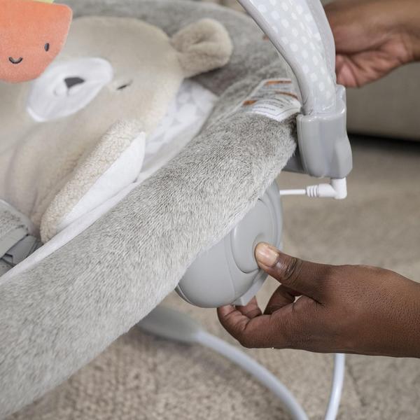 Imagem de Baby Bouncer Seat Ingenuity InLighten Nate com barra de brinquedos e tapete