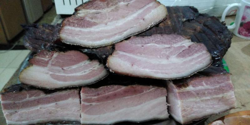 Bacon Artesanal Vitamina G 500 gramas À Vácou Imagem de Bacon Artesanal Vitamina G 500 gramas À Vácou
