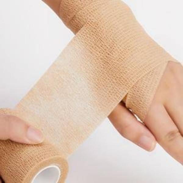 Bandagem Atadura Elástica Cohesive 5cm x 4,5 metros - Bege - VitalTape Imagem de Bandagem Atadura Elástica Cohesive 5cm x 4,5 metros - Bege