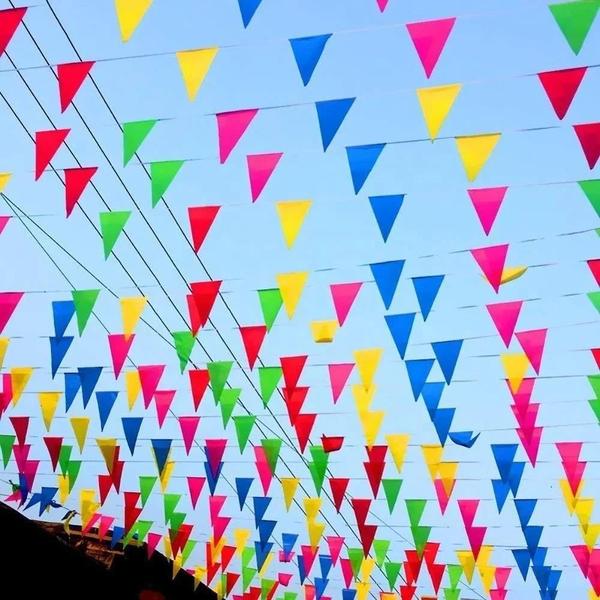 Imagem de Bandeirolas Triangulares Coloridas de Nylon (100m) - Decoração para Festas e Festivais