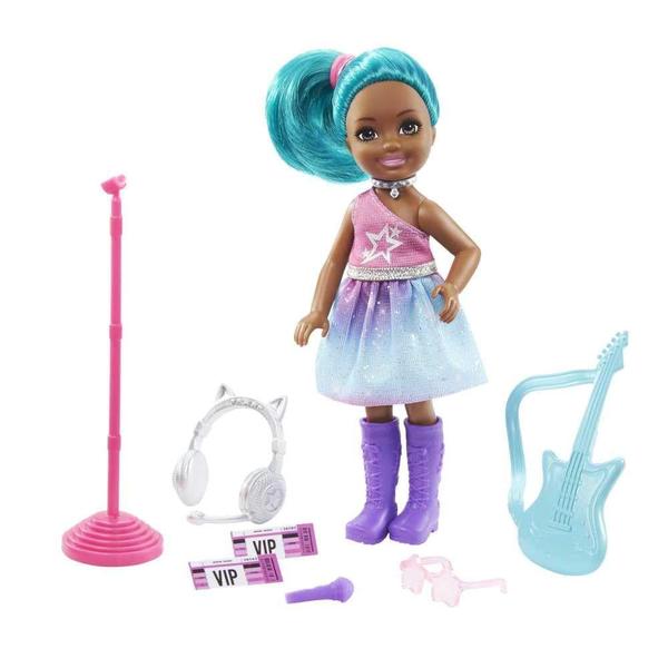 Imagem de Barbie Chelsea pode ser playset com cabelo azul Chelsea Rockstar Doll (6-em/15.24-cm), guitarra, microfone, fones de ouvido, 2 ingressos VIP, óculos em forma de estrela, grande presente para idades de 3 anos de idade e up