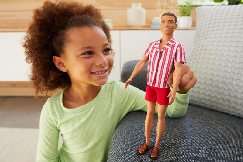 Imagem de Barbie Ken 60th Anniversary Doll 1 em Throwback Beach Look com maiô &amp sandálias para crianças de 3 a 8 anos