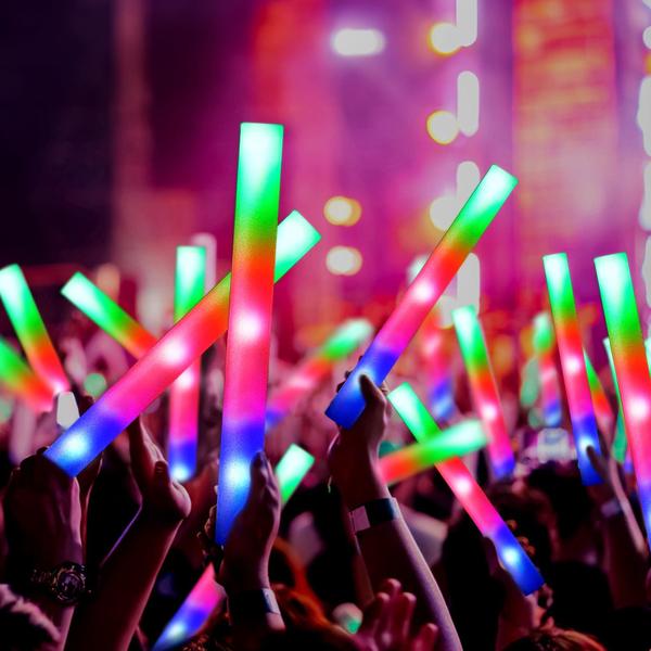 Imagem de Bastões de espuma OLUPP 150 PCS LED Glow Sticks de 3 cores piscando