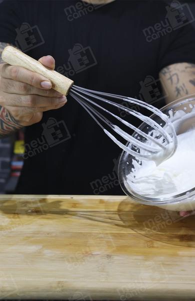 Imagem de Batedor De Ovos E Massas Madeira E Silicone Cinza Fouet Profissional Gourmet Auxiliar Fue Batedor Clara E Bolo