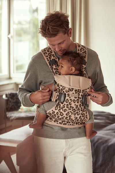 Imagem de Bebê Confort BabyBjörn One Cotton Bege/Leopardo