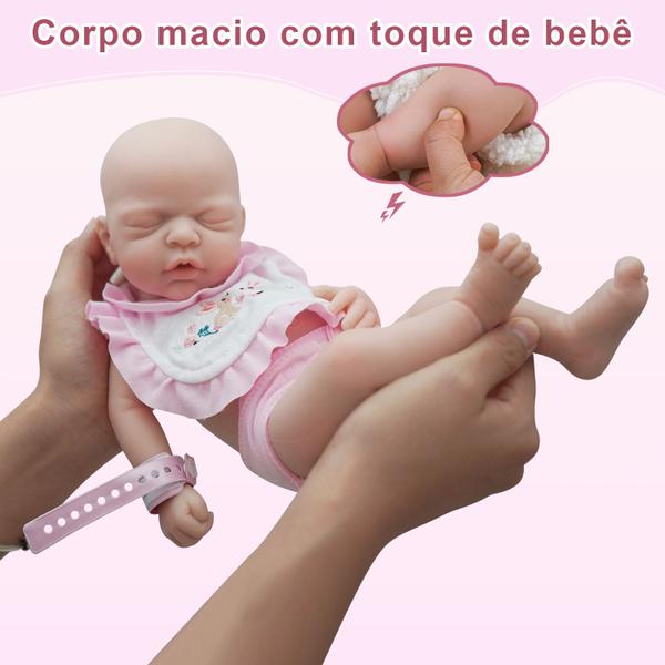 Imagem de Bebê Reborn Boneca Realista Silicone Sólido 35cm Pode Tomar Banho Com Kit Conjunto de Roupa Chupeta Mamadeira e Pelúcia