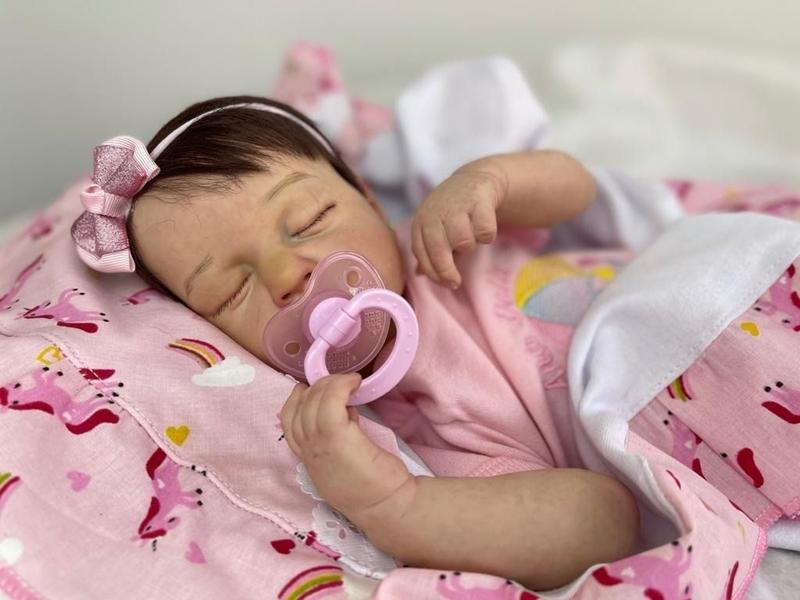 Bebê Reborn Lou Lou Rosa Dormindo Silicone - Ana Dolls Imagem de Bebê Reborn Lou Lou Rosa Dormindo Silicone