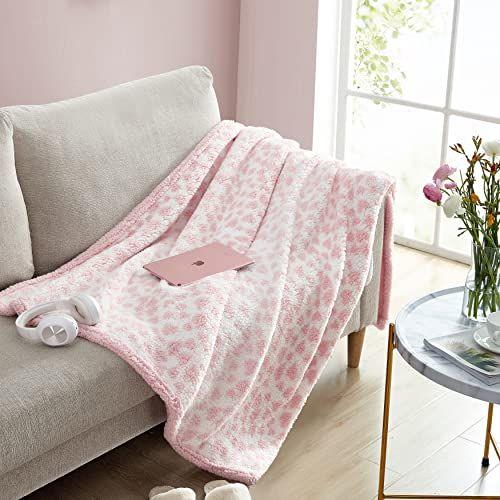 Imagem de Betsey Johnson- Jogue cobertor, Ultra Soft Plush Sherpa Home Décor, Roupa de cama reversível para todas as estações (Ombre in The Hearts Pink, 50 x 60)