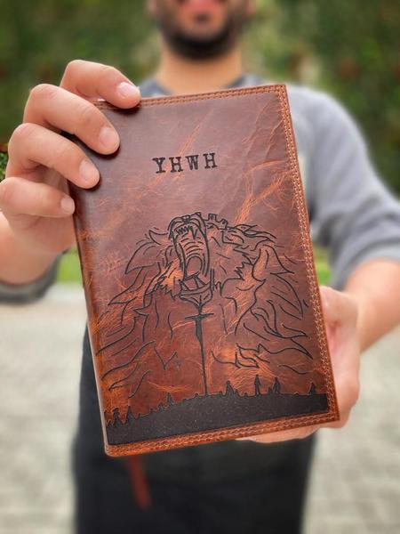 Imagem de Bíblia com capa de couro leão yhwh texas brown