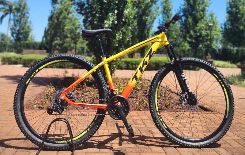 Bicicleta Aro 29 TKZ Fuji Alumínio 21 Vel Freio a Disco Suspensão