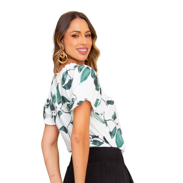 Blusa feminina manga curta estampa tropical com renda em crepe