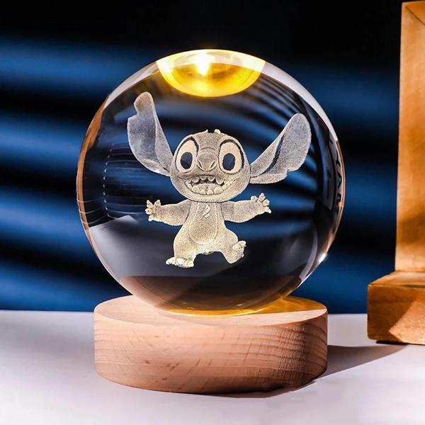 Imagem de Bola de Cristal 3D Pikachu 6cm - Luminária Noturna com Base de Madeira