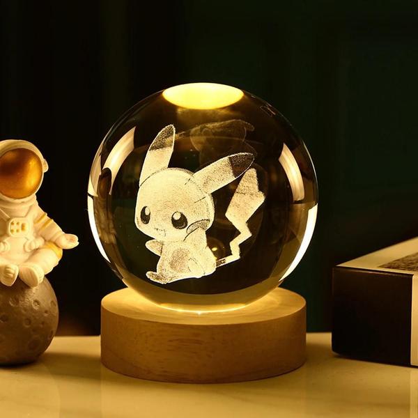 Imagem de Bola de Cristal 3D Pikachu 6cm - Luminária Noturna com Base de Madeira