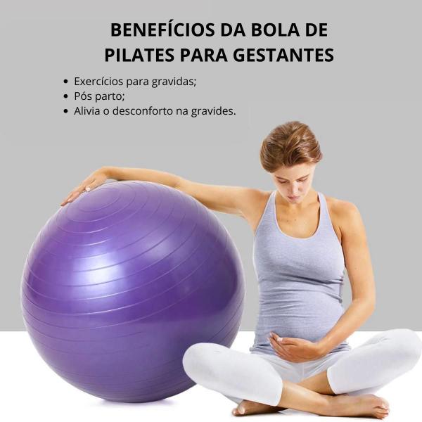 Imagem de Bola de pilates roxa com bomba de ar manual de inflar