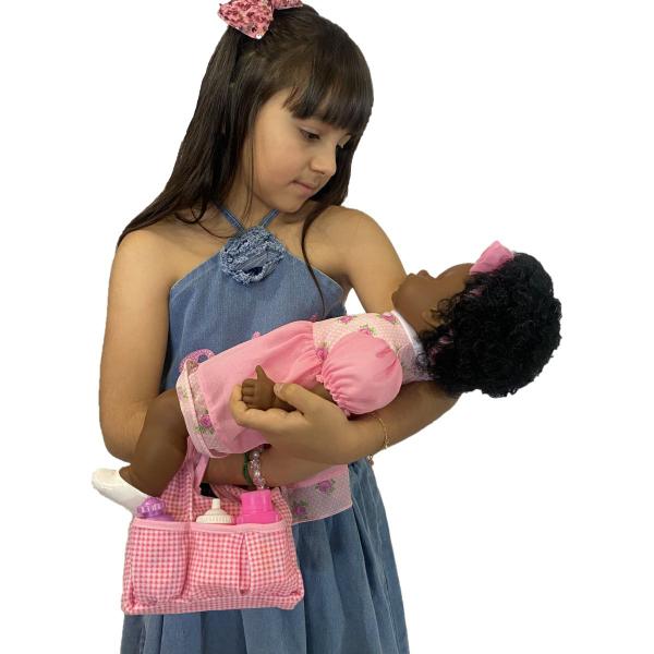 Boneca Angelina Negra 45cm 62 Falas + Carrinho + Bolsa Rosa - Milk Brinquedo Imagem de Boneca Angelina Negra 45cm 62 Falas + Carrinho + Bolsa Rosa