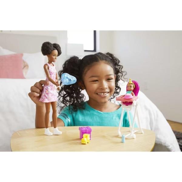 Imagem de Boneca Articulada Barbie Babysitters Negra Com Bebê Color Change No Cadeirão e Acessórios - Mattel - GRP41