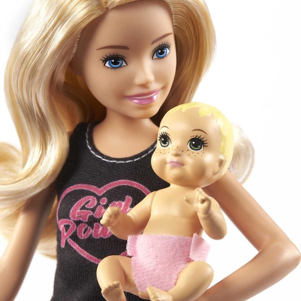 Imagem de Boneca Barbie Babá com Acessórios, Pose 9.0 Polegadas, Loira. Inclui Boneca Bebê e 4 Peças de Contação de Histórias. 3 a 7 Anos