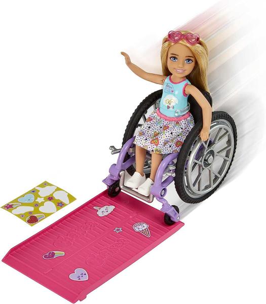 Boneca Barbie Chealsea Cadeirante Loira HGP29 Mattel Imagem de Boneca Barbie Chealsea Cadeirante Loira HGP29 Mattel