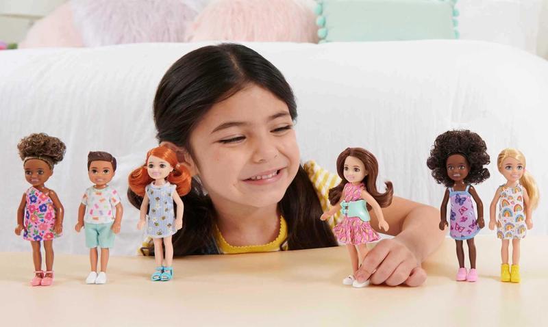 Boneca Barbie Chelsea Brunette, cabelo encaracolado com vestido e sapatos Imagem de Boneca Barbie Chelsea Brunette, cabelo encaracolado com vestido e sapatos