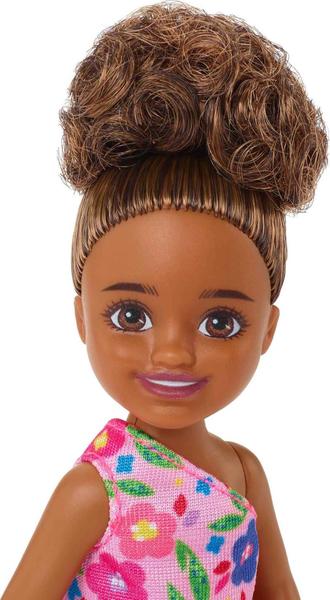 Boneca Barbie Chelsea Brunette, cabelo encaracolado com vestido e sapatos Imagem de Boneca Barbie Chelsea Brunette, cabelo encaracolado com vestido e sapatos