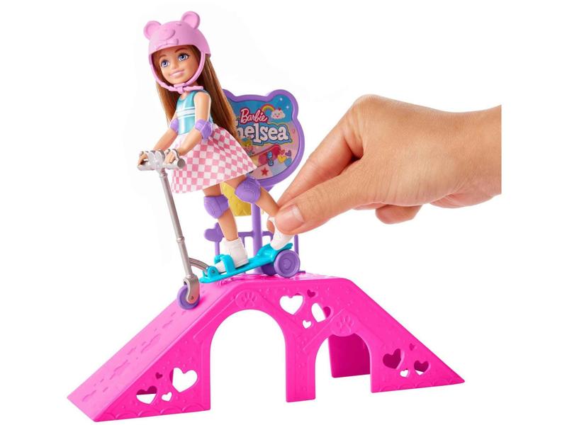 Boneca Barbie Chelsea Pista de Skate com Acessório - Mattel Imagem de Boneca Barbie Chelsea Pista de Skate com Acessório - Mattel