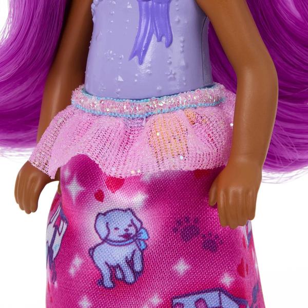 Imagem de Boneca Barbie Dreamtopia Chelsea Royal com cabelo rosa e saia roxa